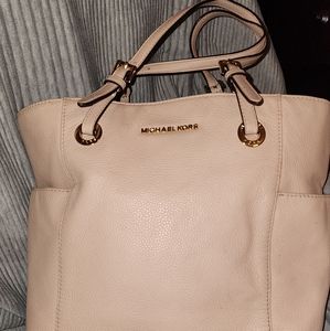 Large Micheal kors purse, light pink colored! Good condition!